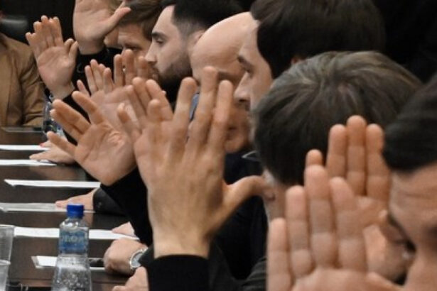 parlamentul din regiunea separatista georgiana abhazia a votat impotriva acordului de investitii cu rusia care a declansat proteste 674f092050b09