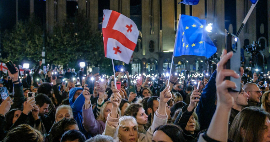 pentru a 12 a noapte consecutiv manifestantii proeuropeni din tbilisi au iesit in strada sa protesteze la adresa guvernului 67575bbd06a5a