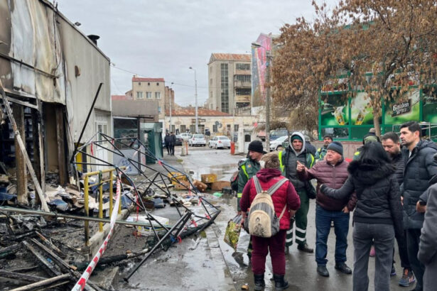 piata matache ramane deschisa iar hala de legume si fructe este intacta comerciantii afectati de incendiu au fost mutati 6766fd339f6d2