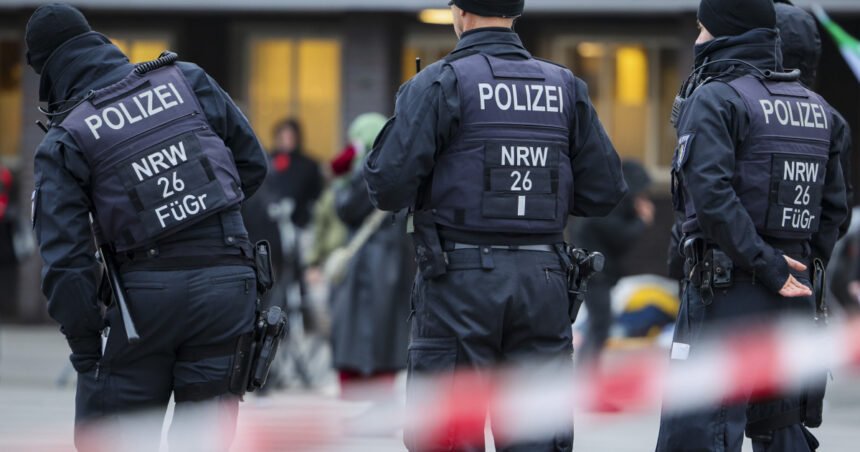 Poliția germană a arestat trei tineri cu „profundă simpatie” pentru ISIS care intenționau să comită un atac terorist. 1 politia germana a arestat trei tineri cu profunda simpatie pentru isis care planuiau un atac terorist 67587beadae12