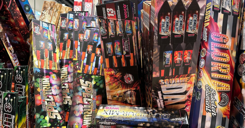 Polițiștii vâlceni au descoperit într-o locuință o tonă de artificii și petarde. 1 politistii valceni au descoperit in locuinta unui barbat o tona de artificii si petarde 67729b9b14531