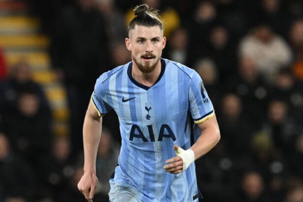 premier league thriller cu radu dragusin in teren tottenham a incasat patru goluri si a pierdut meciul cu chelsea dupa ce a condus cu 2 0 6755e6c69228c