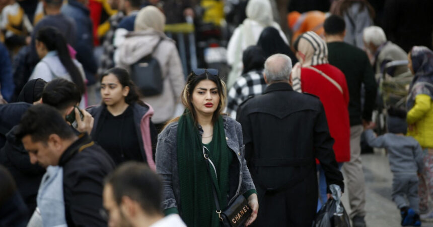 presedintele iranului cere refacerea legii care obliga femeile la purtarea valului islamic cand ar fi trebuit promulgat actul normativ 6761ef9696aa7