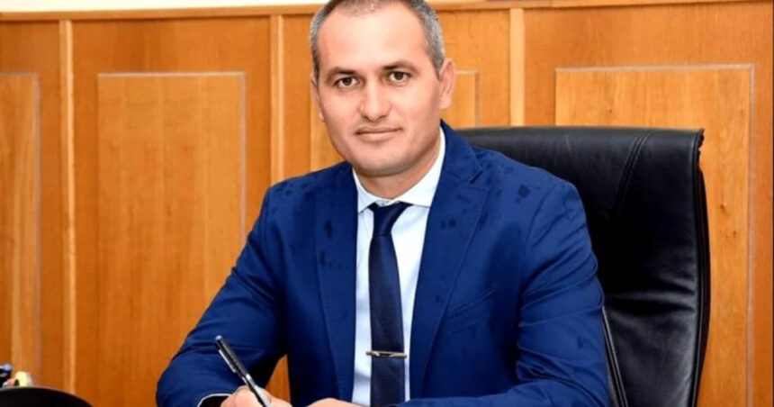 Primarul din Crevedia, Florin Petre, reținut pentru trafic de persoane după exploatarea unui bărbat cu handicap la ferma sa. 1 primarul din crevedia florin petre retinut pentru trafic de persoane dupa ce a exploatat un barbat cu handicap la ferma sa 67597273ef8d9