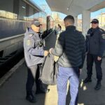 profesionalism remarcabil doi politisti din cadrul ipj constanta ajuta un barbat sa si recupereze bagajul uitat in tren 675da0a8391c1