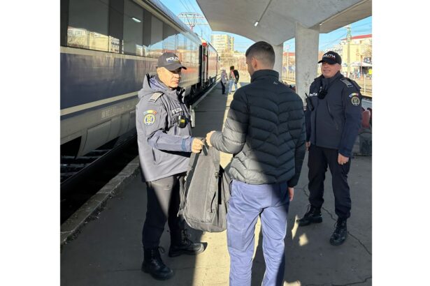 profesionalism remarcabil doi politisti din cadrul ipj constanta ajuta un barbat sa si recupereze bagajul uitat in tren 675da0a8391c1