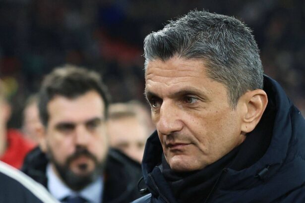 razvan lucescu implicat din nou intr un scandal urias un jucator l a injurat iar presedintele lui aek a intrat in vestiarul lui paok 6763ec4e7acef