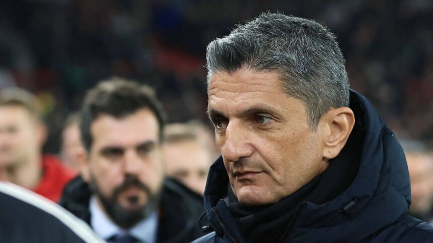 razvan lucescu implicat din nou intr un scandal urias un jucator l a injurat iar presedintele lui aek a intrat in vestiarul lui paok 6763ec4e7acef