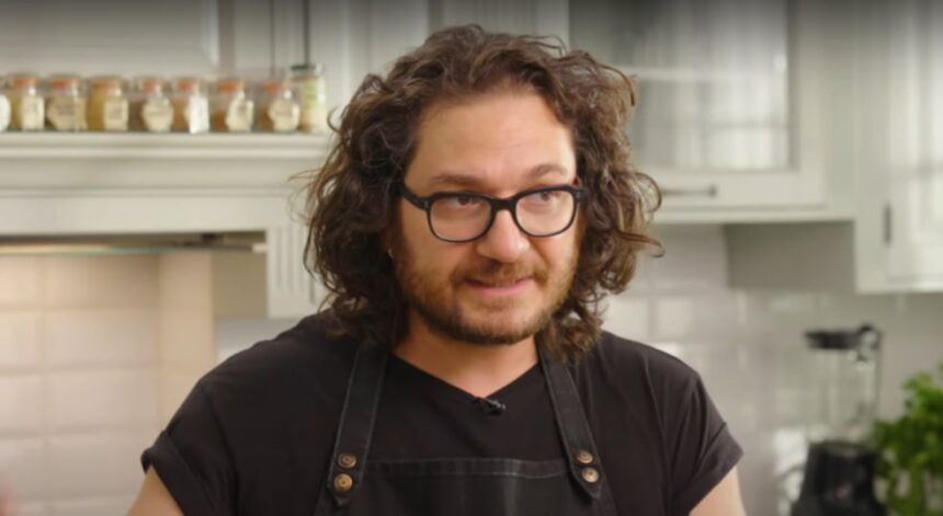 Rețeta lui Florin Dumitrescu de salată de boeuf. Ingrediente și amestecul cu maioneza. 1 reteta lui florin dumitrescu de salata de boeuf cum trebuie sa fie ingredientele cand sunt amestecate cu maioneza 676e6cd1f3f0e
