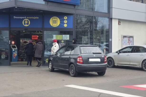 se intampla in constanta un sofer si a parcat masina chiar in intrarea la supermarket 67728a7f86911