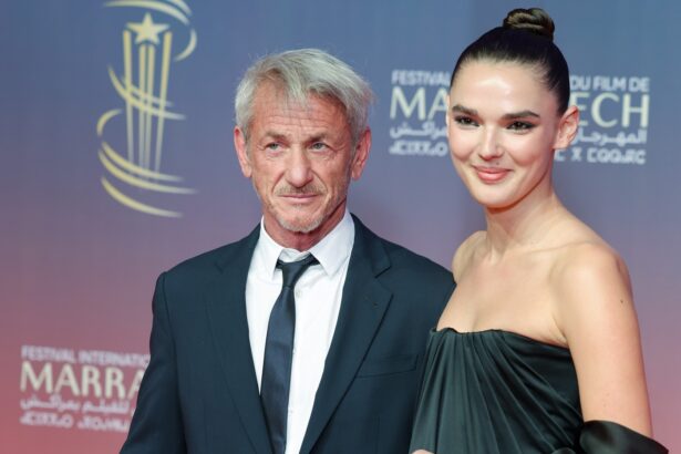 sean penn prima aparitie oficiala alaturi de iubita valeria nicov ea are 30 de ani iar actorul a implinit 64 in luna august 674d88fb64f04