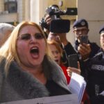 sosoaca vizitata acasa de politisti ce cautati la mine duminica la ora 9 scarbe mama de n oi pune eu bata pe astia pana la urma 675ec517db6ed