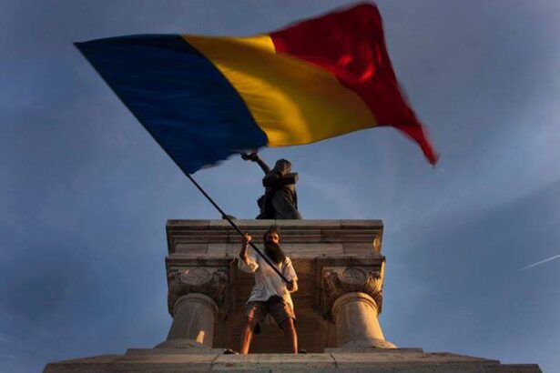 stegarul dac protesteaza pe o macara in bucuresti pentru sustinerea lui calin georgescu 6755c20441ebc