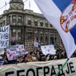 studentii din belgrad au iesit in strada pentru a protesta fata politicile lui vucic ce acuzatii ii aduc acestia 676d15d3ce568
