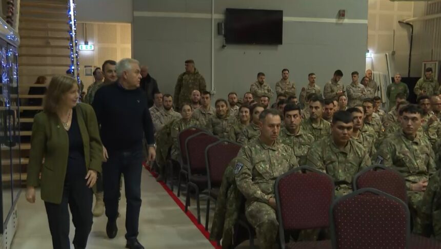 Tîlvăr (MApN) și ambasadoarea SUA, în vizită la baza „Kogălniceanu” 1 tilvar mapn si ambasadoarea sua in vizita la baza kogalniceanu video 675971b00ae66