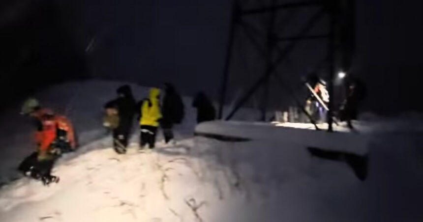 Turişti blocaţi pe munte în Bucegi din cauza zăpezii abundente şi a riscului de avalanşe 1 turisti blocati pe munte in bucegi s a depus zapada in cantitati mari si este pericol de avalanse 675480f7b6922