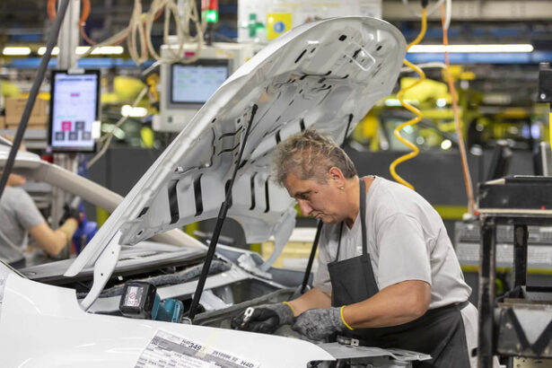 ultima ora angajatii dacia au obtinut o noua crestere a salariilor in negocierile pentru contractul colectiv plus o prima anuala de cateva sute de euro 67655b9129ce6