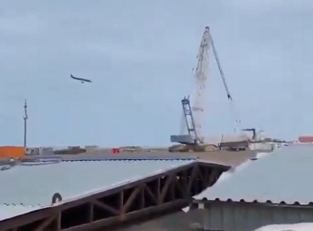 un amestec extern fizic si tehnic este cauza dramei avionului azer in kazahstan arata rezultatele preliminare ale anchetei anunta azerbaijan airlines care si suspenda zborurile 676ebd90216d7