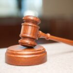 un barbat a fost trimis in judecata pentru ultraj dupa ce a agresat de mai multe ori un politist 67699be1ee220