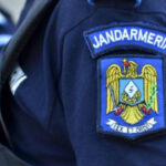 un barbat care ameninta trecatorii cu un cutit si o surubelnita dezarmat de jandarmi in ramnicu valcea a fost dus la spital 676f9fba80cc7
