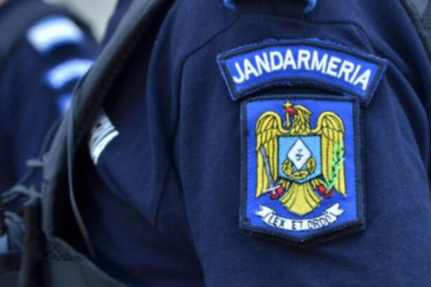 un barbat care ameninta trecatorii cu un cutit si o surubelnita dezarmat de jandarmi in ramnicu valcea a fost dus la spital 676f9fba80cc7