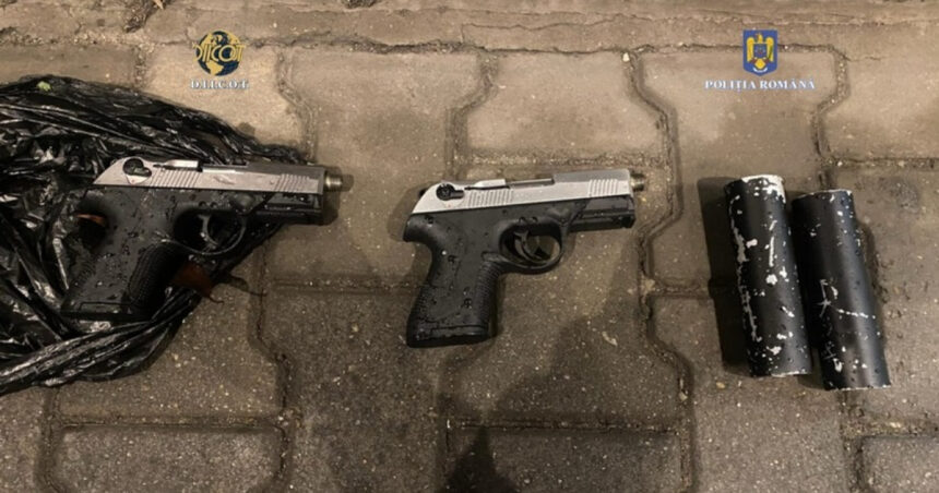Un turc, parte a unei grupări implicate în contrabanda cu arme în România, a fost prins având asupra sa două pistoale. 1 un turc membru al unei grupari care se ocupa de contrabanda cu arme in romania a fost prins cu doua pistoale la el 6771654c17687