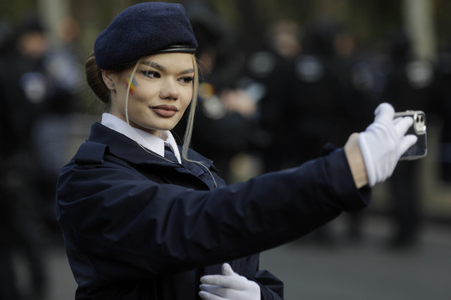 A început Parada Militară Națională de 1 Decembrie 1 video a inceput parada militara nationala de 1 decembrie 674c1dbb237c3