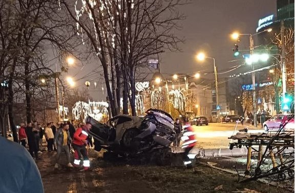 video accident cumplit doi tineri au murit dupa ce masina lor a intrat intr un stalp in timpul unei curse ilegale 67593bfa66a79