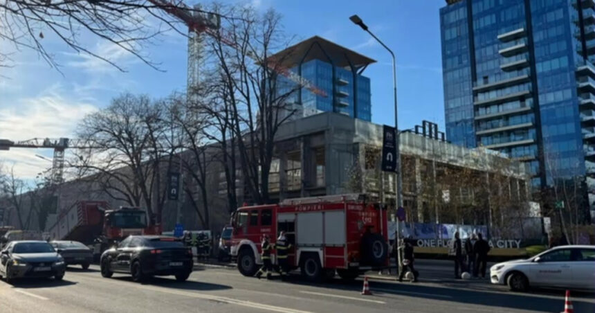 Accident grav pe un șantier din Capitală: O placă de beton a căzut peste un utilaj cu o persoană în interior. 1 video accident grav pe un santier din capitala o placa de beton a cazut peste un utilaj in care ar fi o persoana 6762c8c24804d