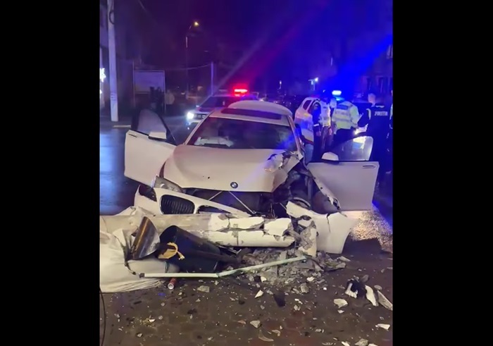 video accident incredibil un copil de 15 ani a furat masina parintilor si s a oprit intr un stalp 675f154960754