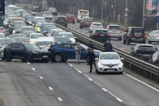 video carambol la iesirea din bucuresti patru masini au fost implicate intr un accident produs pe dn1 spre otopeni 6772a56e3a1d1