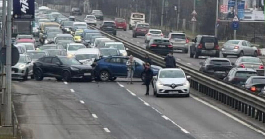 video carambol la iesirea din bucuresti patru masini au fost implicate intr un accident produs pe dn1 spre otopeni 6772a56e3a1d1