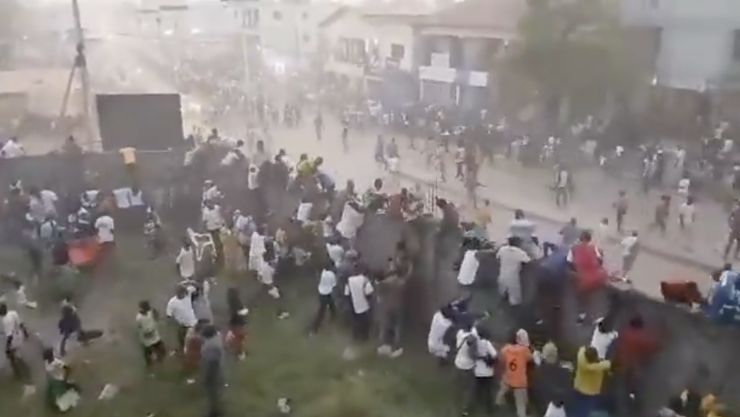 Ce se întâmplă în dictatura sprijinită de Rusia: peste 100 de morți la un meci de fotbal din cauza unei decizii a arbitrului! 1 video ce se intampla in dictatura sprijinita de rusia peste 100 de morti la un meci de fotbal dupa o decizie a arbitrului 674d51f4ac7ac
