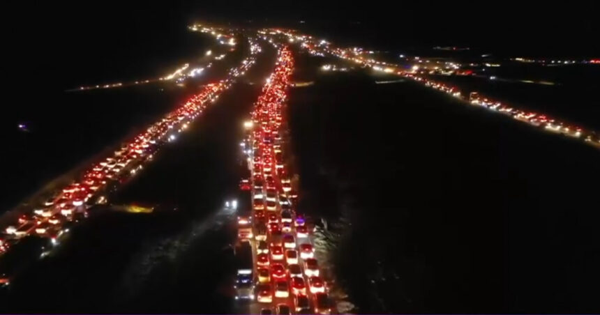 Coloane de mașini au ocupat drumurile spre Damasc. Sirienii care au scăpat de regimul Assad se întorc în capitală. 1 video coloane de masini au ocupat drumurile spre damasc sirienii care au scapat de regimul assad se intorc in capitala 6757045de7743