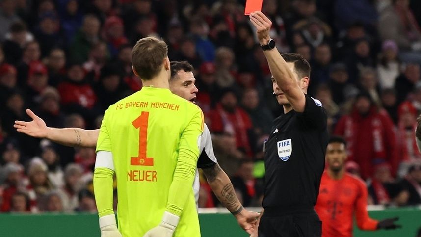 video dezastrul complet la bayern munchen eliminare din cupa acasa in fata lui bayer leverkusen primul rosu din cariera pentru manuel neuer 67500991efe67