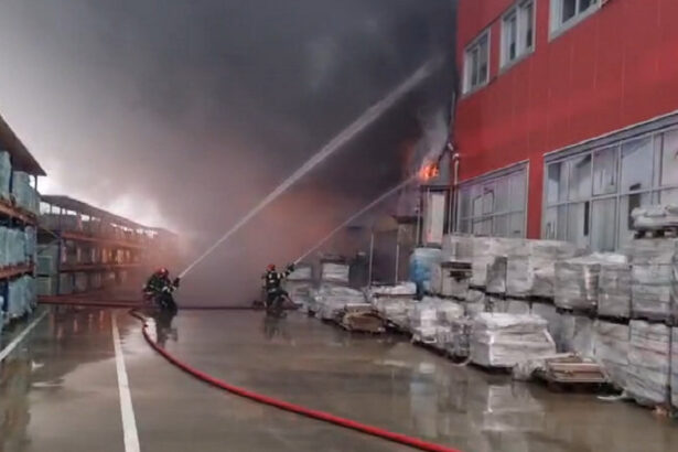 video incendiu la o fabrica de materiale de constructii din craiova autoritatile au emis o avertizare ro alert 6757f65b36d6f