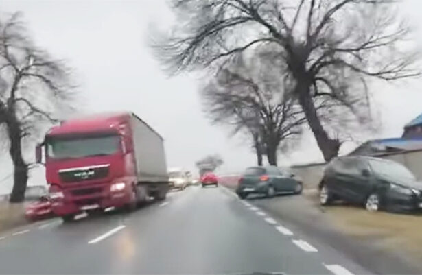 video incredibil un sofer atent la un accident rutier a lovit o masina in trafic 6755f67adfcc8