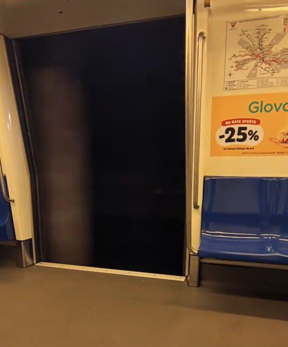 video inedit un tren de metrou circula cu usile deschise pe magistrala 1 675ff980e044d
