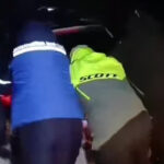 video jandarmii din alba au deblocat din nameti o masina in care se aflau doi adulti si un copil de 2 ani 675fc6d3796f6