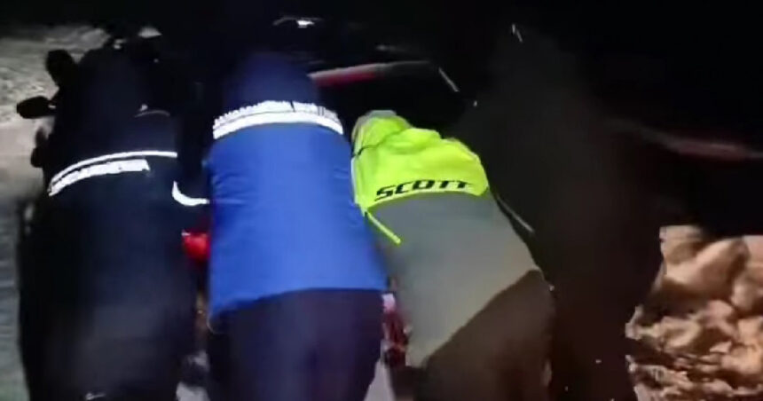 Jandarmii din Alba au deblocat o maşină în care se aflau doi adulţi şi un copil de 2 ani, prinsă în nămeţi. 1 video jandarmii din alba au deblocat din nameti o masina in care se aflau doi adulti si un copil de 2 ani 675fc6d3796f6