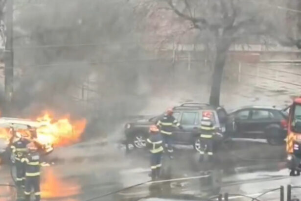 video masina cuprinsa de flacari pe un bulevard circulat din bucuresti incendiul a fost stins intre timp 676ea2b8bc2b2