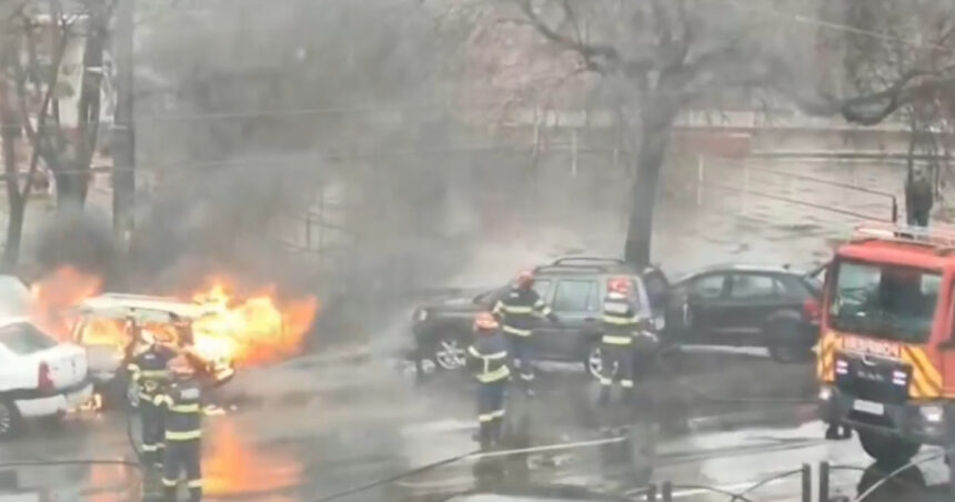 Mașină cuprinsă de flăcări pe un bulevard circulat din București; incendiul a fost stins între timp. 1 video masina cuprinsa de flacari pe un bulevard circulat din bucuresti incendiul a fost stins intre timp 676ea2b8bc2b2