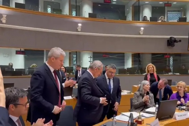 video momentul in care decizia aderarii romaniei si bulgariei la schengen este aplaudata 675abe02d0466