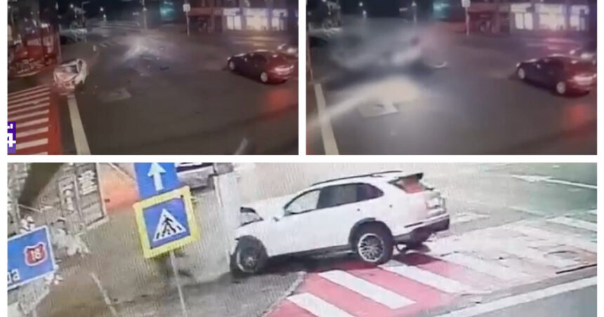 Momentul în care o mașină de poliție este spulberată de un Porsche la Borșa: trei polițiști au ajuns la spital, iar șoferul vinovat a fost reținut. 1 video momentul in care o masina de politie e spulberata de un porsche la borsa trei politisti au ajuns la spital soferul vinovat retinut 676c6208c3cea