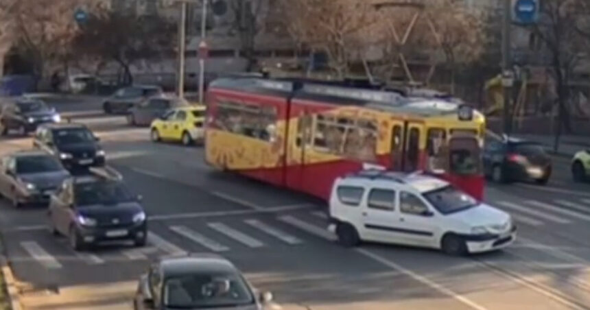 Momentul în care un șofer din Iași virează la stânga și este lovit în plin de tramvai 1 video momentul in care un sofer din iasi vireaza la stanga si este lovit in plin de tramvai 675c5b48ac3cb