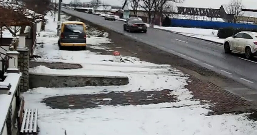 O familie întreagă a pierit pe „Drumul morții”, la Suceava: a intrat cu mașina într-o cisternă și a luat foc. Imaginile tragediei. 1 video o familie intreaga a pierit pe drumul mortii la suceava a intrat cu masina intr o cisterna si a luat foc imaginile tragediei 676db428497a9