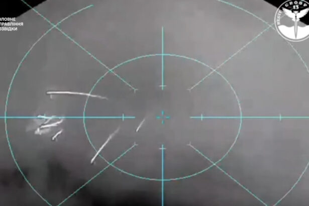 video pentru prima data in istorie ucrainenii au doborat un elicopter rus si au avariat altul cu rachete trase dintr o drona marina 6773c5653ea7a