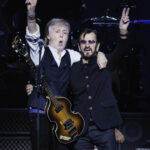 video ringo starr si paul mccartney s au reunit pe scena pentru a canta clasicele beatles 676c275a77e7b