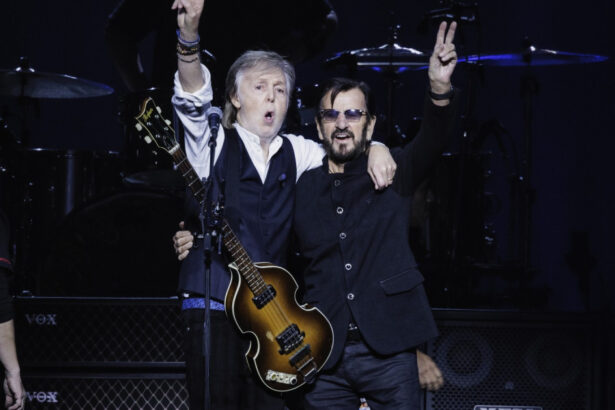 video ringo starr si paul mccartney s au reunit pe scena pentru a canta clasicele beatles 676c275a77e7b