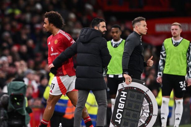 video se intampla si in premier league starul lui manchester united a fost scos de pe teren in minutul 33 huiduit de fani 677315752a887
